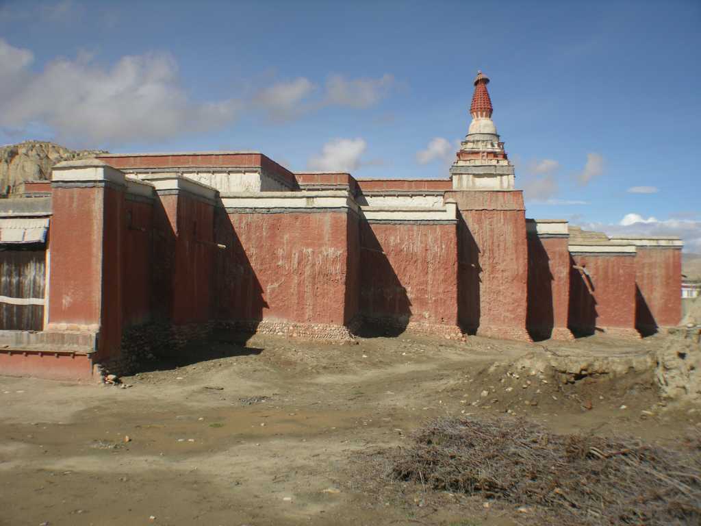 Tibet Guge 03 Tholing 16 Yeshe O Temple Outside Side The two structures ... which composed the main temple (i.e. the inner cruciform building, conceived as four wings departing in the four directions from a central core � and the surrounding enclosure ...) in the shape of the citadel of the mandala were joined together by means of a roofed area, the internal of walls of which were covered with murals. Roberto Vitali: Records of Tho.ling.